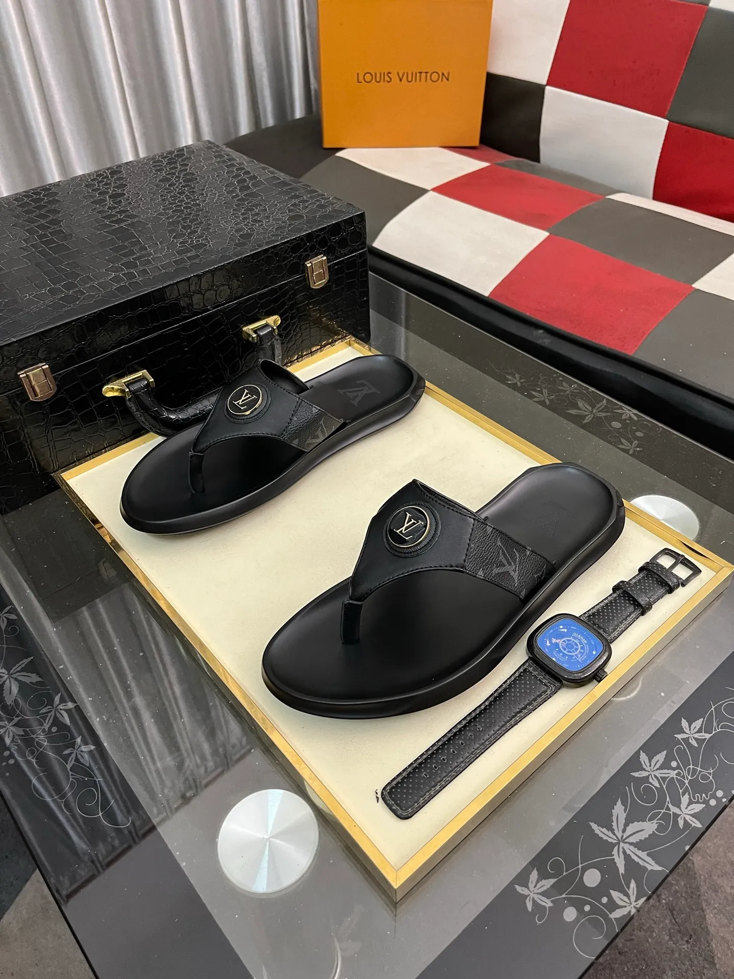 Men's shoes 💰260⌚️⌚️lv-Louis Vuitton) new men's sandals, high-end boutique, exquisite embossed logo decoration on the upper, fine workmanship, super soft soles, casual, loose and comfortable, a must-have in summer! \nsize: 38-443️⃣Colors available